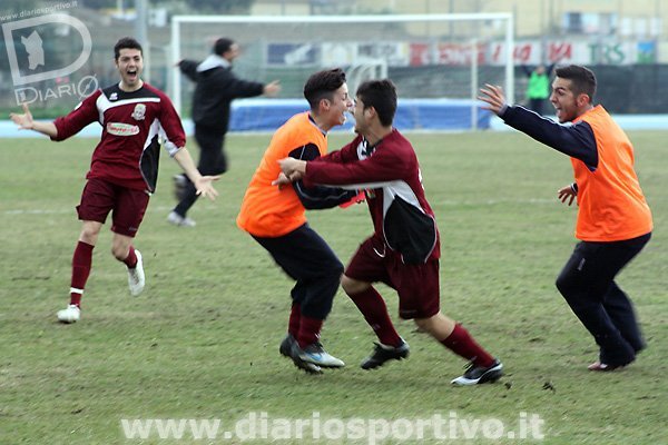 Sergio Nurchi esulta con Porru dopo il gol